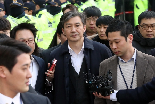 조국 전 법무장관이 26일 서울동부지법에서 열린 영장실질심사를 마치고 법정을 나서고 있다./연합뉴스