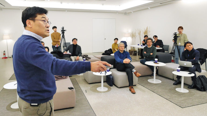 허태균(맨 왼쪽) 고려대 교수가 지난 19일 열린 조선일보 100년 포럼에서 ‘대한민국을 만든 한국인의 마음’이라는 주제로 발표하고 있다. 이 자리엔 염재호 포럼 대표와 김정운·박소령·양정웅·양진석·윤희숙·전재성 위원 등이 참석했다. 