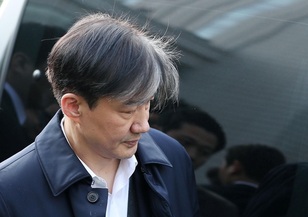 조국 전 법무장관이 26일 오후 서울동부지법에서 영장실질심사를 마친 뒤 대기 장소인 서울동부구치소로 이동하기 위해 차량에 탑승하고 있다. /연합뉴스