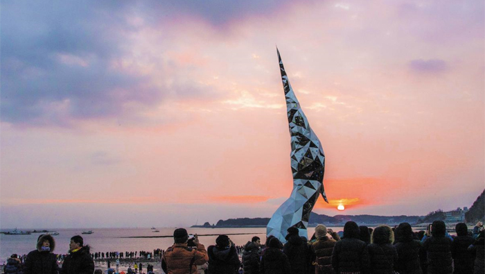 충남 당진 왜목마을의 ‘새빛왜목’ 조형물 너머로 새해 첫 해가 떠오르고 있다.