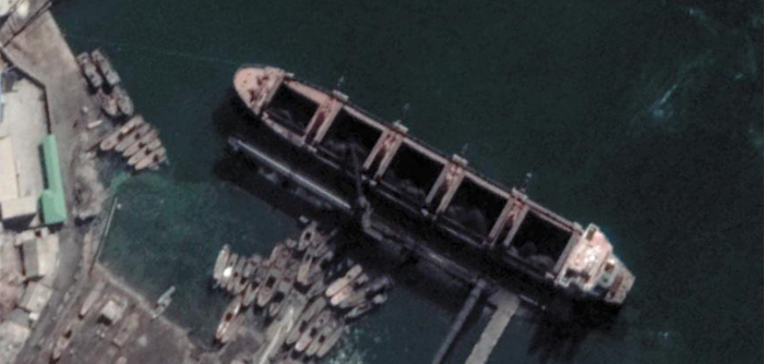 길이 175m 석탄 운반선 정박 175m 정도 길이의 대형 선박 한 척이 지난 2월 북한 남포항에 정박해 있는 모습을 찍은 위성사진. 미국의소리(VOA) 방송은 선박 적재함이 석탄으로 가득 차 있는 것으로 추정되며, 석탄을 싣기 위한 크레인도 포착된다고 보도했다. 