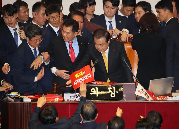  지난 27일 국회 본회의에서 '공직선거법 개정안'이 통과되고 있다./연합뉴스