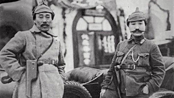 1922년 1월 모스크바 극동민족대회에 참석한 홍범도 장군(왼쪽)과 최진동 장군이 레닌에게서 선물 받은 권총을 차고 기념촬영을 하고 있다./반병률 교수 제공