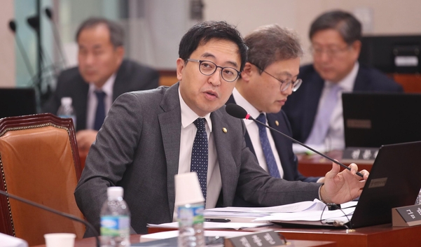 더불어민주당 금태섭 의원이 30일 추미애 법무부 장관 후보자 인사청문회에서 질의하고 있다./연합뉴스