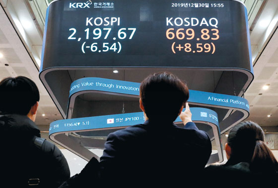 서울 여의도 한국거래소 로비 전광판에 30일 코스피와 코스닥 지수가 표시돼 있다.