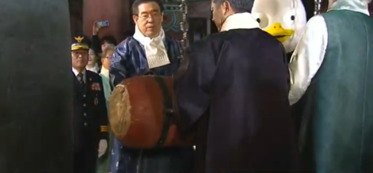 박원순 서울시장과 EBS인기캐릭터 펭수가 제야의 종을 울리고 있다./ 조선DB