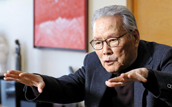 이어령 전 문화부 장관이 지난해 말 서울 평창동 자택에서 염재호 조선일보 100년 포럼 대표를 만나 한국의 다음 100년에 대해 이야기하고 있다.