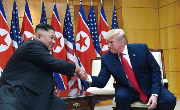 도널드 트럼프 미국 대통령과 김정은 북한 국무위원장이 지난해 6월 30일 판문점에서 악수하고 있다./미 국무부