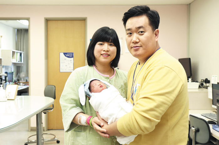 남편 강봉기(41·오른쪽)씨의 신장을 이식받은 이길선(40)씨가 지난해 11월 27일 삼성서울병원에서 아들 찬이를 낳았다. 이씨처럼 이식 후 부작용이 없는 면역관용유도 신장이식수술을 받은 여성이 아이를 출산한 것은 국내에선 처음이고 세계적으로 세 번째다. 사진은 병원 퇴원을 앞둔 세 식구의 모습.