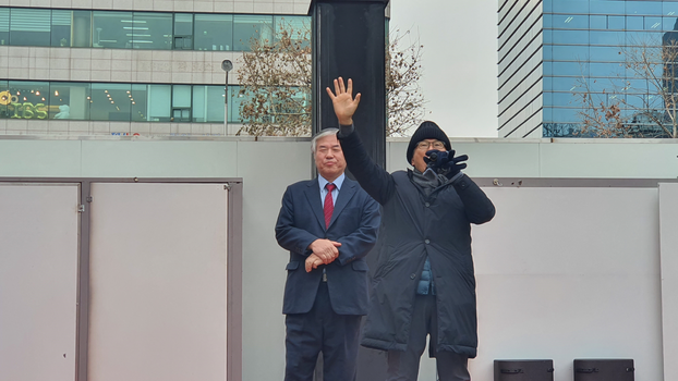 2일 오전 전광훈 목사(왼쪽)가 서울중앙지법에서 있을 영장실질심사에 출석하기 전 서울중앙지법 앞에서 열린 집회 연단에 올랐다. 김문수 전 경기지사도 연단에 올랐다. /이소연 기자