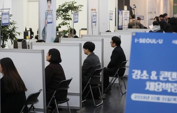 정부가 올해부터 청년의 자산형성을 지원하기 위해 도입한 '청년저축계좌'에 대한 관심이 커지고 있다. 채용 박람회에 참석한 청년들./연합뉴스