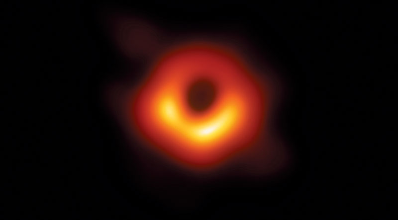 사건지평선망원경(EHT·Event Horizon Telescope) 프로젝트는 2019년 4월 인류 최초로 블랙홀을 직접 촬영한 사진을 공개했다. 금색 고리 안 어두운 부분 가운데쯤에 블랙홀이 있다. / EHT컬래버레이션