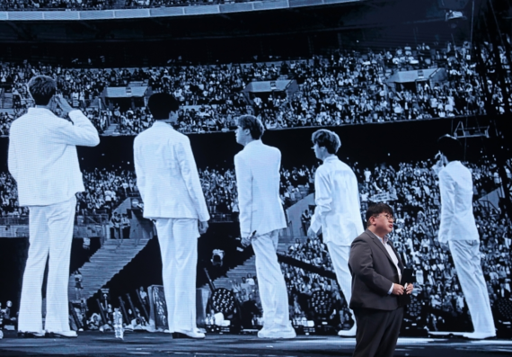 한-아세안 정상회의에서 BTS의 성공에 대해 기조 연설하는 방시혁.