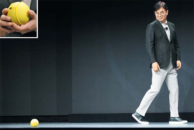 Bolly là một thư ký nhỏ - Bally, một robot đồng hành thông minh, được theo dõi bởi Kim Hyun-suk, CEO của Samsung Electronics (CEO), người đã có bài phát biểu quan trọng của CES 2020 vào ngày 6 (giờ địa phương). Samsung Electronics lần đầu tiên tiết lộ Bolly, một robot sống hình quả bóng. Bolly lắng nghe giọng nói của người dùng và có thể bật và tắt âm thanh sạch hơn. 