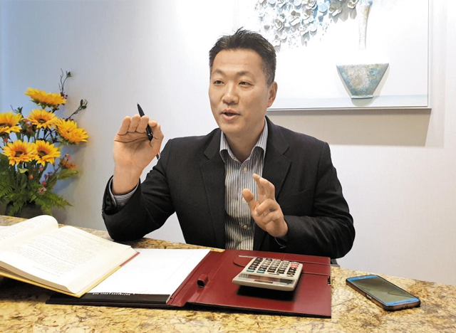 문진혁 진성세무컨설팅 대표 세무사가 꼬마빌딩을 통한 절세 전략에 대해 설명하고 있다. 문 세무사는 “주택 시장에 대한 정부의 규제가 강화됨에 따라 강남 고가 아파트를 2채 소유하는 것보다 괜찮은 꼬마빌딩 하나를 구입하는 것이 절세에 유리해졌다”고 말했다.