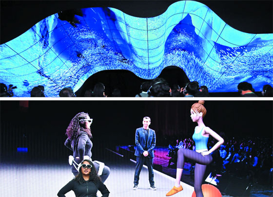 LG전자는 전시관 입구 천장에 OLED 플렉시블(휘어지는) 디스플레이 200여장을 이어 붙인 영상 작품 '새로운 물결'을 설치했다(위 사진). 삼성전자는 웨어러블 보행 보조 로봇 '젬스'를 소개했다. 젬스를 착용하고 AR(증강현실) 글라스를 쓴 시연자가 가상 트레이너로부터 운동 지도를 받고 있다.