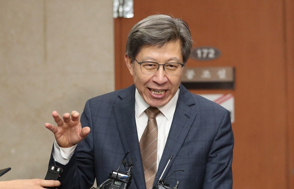 중도·보수 통합을 추진하는 정당·시민사회단체 연석회의에서 혁신통합추진위원회(통추위) 위원장으로 선임된 박형준 전 의원 9일 오후 국회 정론관에서 기자회견을 마치고 기자들의 질문에 답변하고 있다./연합뉴스