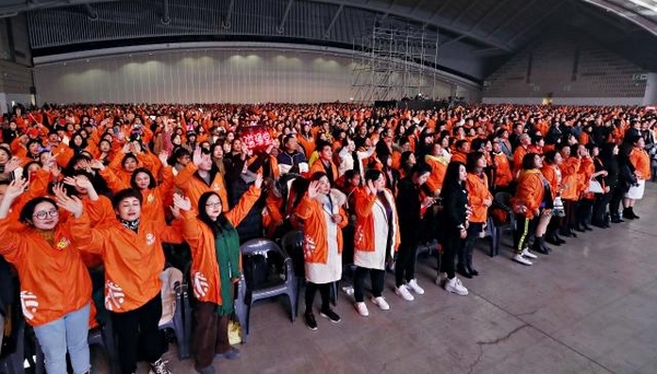 이융탕 임직원들이 '이융탕 2020 한국연회'에서 주요 내빈들의 등장에 환호하고 있다. /연합뉴스