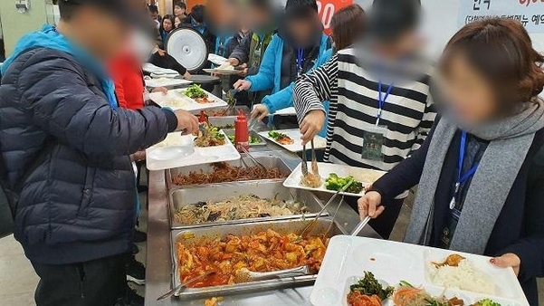 9일 인천 연수구 송도컨벤시아 구내식당에서 이융탕 임직원들이 점심식사를 하고 있다. 닭볶음탕 300인분은 순식간에 동이 났다. /김윤수 기자