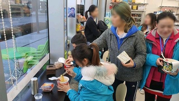 9일 오전 인천 연수구 송도컨벤시아 내 편의점에서 이융탕 임직원들이 컵라면을 즐기고 있다. /이은영 기자
