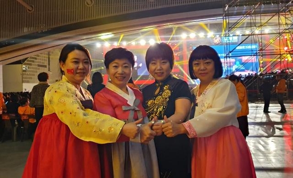 9일 한복을 입고 ‘이융탕 2020 한국 연회’에 참가한 이융탕 임직원들이 엄지를 들어 올리고 있다. /이은영 기자
