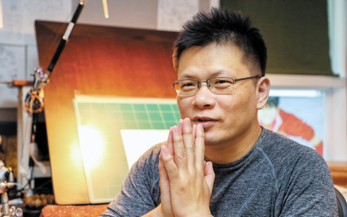 전남 여수 작업실에서 만난 만화가 양영순씨는 “연재 끝나면 편안할 줄 알았는데 여전히 긴장해 있다”고 말했다.