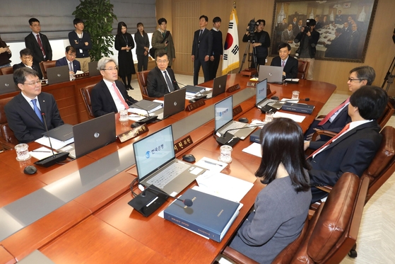 이주열 한은 총재가 지난해 11월 29일 오전 서울 중구 한은 본관에서 열린 금융통화위원회 본회의를 주재하고 있다. /연합뉴스