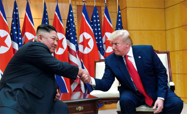 도널드 트럼프 미국 대통령과 김정은 북한 국무위원장이 지난해 6월 30일 판문점에서 악수하고 있다./미 국무부