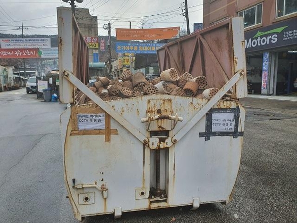 지난 8일 찾은 서울 노원구 중계본동 백사마을 입구에 있는 연탄재 수거함에 다 쓴 연탄이 쌓여있다. /정민하 기자