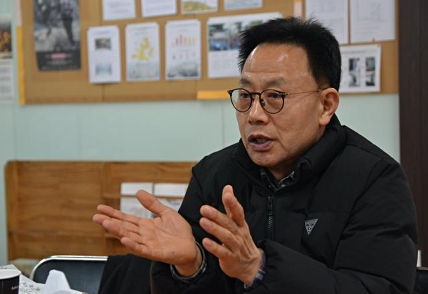 8일 오전 서울 노원구 연탄은행 사무실에서 만난 밥상공동체연탄은행 대표 허기복 목사. 2002년 강원도 원주에서 연탄 나눔 봉사를 시작한 그는 지난 2004년 이곳 서울 중계본동에 연탄은행 사무실을 차렸다. /김우영 기자
