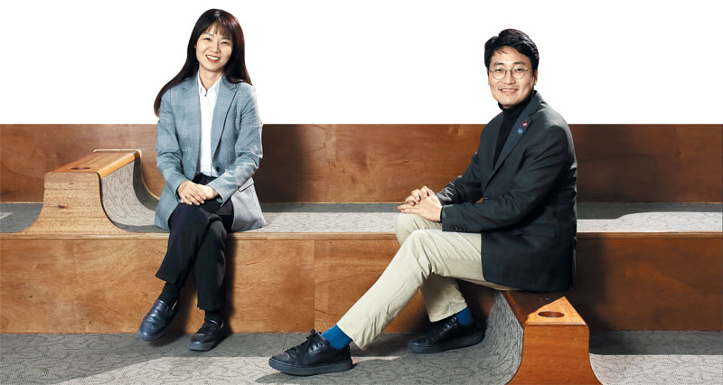 지난 6일 서울 성수동 카우앤독에서 만난 이은선(왼쪽) 경남과기대 교수와 한상엽 소풍 대표는 “소셜벤처는 민간 스스로 자발적으로 만들어낸 공공재”라며 “기업 활동의 결과로 만들어지는 사회적 임팩트뿐 아니라 성장 과정까지 사회에 기여하길 바라는 마음에 이번 리포트 제작에 나섰다”고 설명했다.