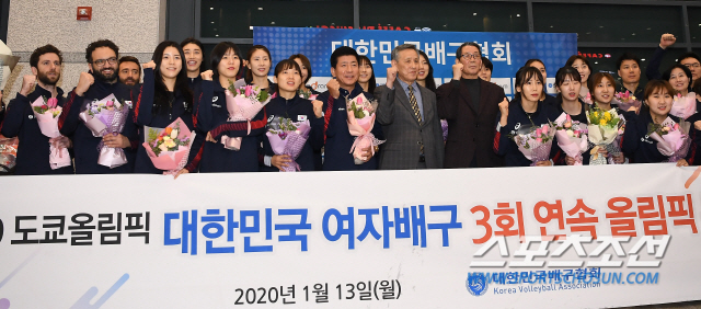 한국 여자배구 대표팀 선수들이 13일 오후 인천국제공항을 통해 귀국하고 있다. 여자배구 대표팀은 지난 12일 태국 나콘랏차시마에서 열린 태국과의 2020 도쿄올림픽 아시아지역 최종 예선 결승전에서 세트스코어 3-0으로 승리하며 3회 연속 올림픽 진출에 성공했다. 스테파노 라바리니 감독을 비롯한 선수들이 포토타임을 갖고 있다. 인천공항=박재만 기자 pjm@sportschosun.com/2020.01.13/