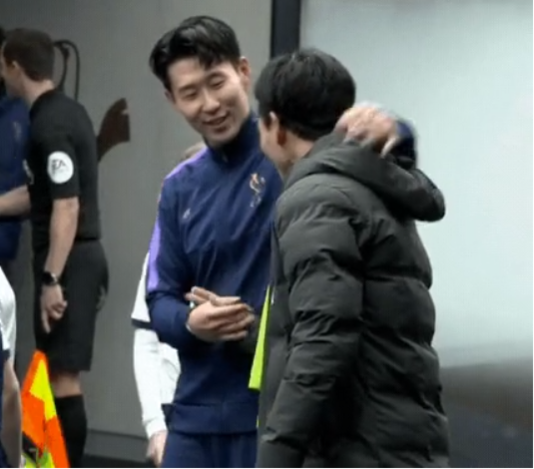 손흥민이 12일 영국 런던 토트넘 핫스퍼 스타티움에서 열린 리버풀과의 경기를 앞두고 (오른쪽)미나미노 타쿠미와 인사를 나누고 있다. /리버풀 공식 SNS 터널캠 캡처