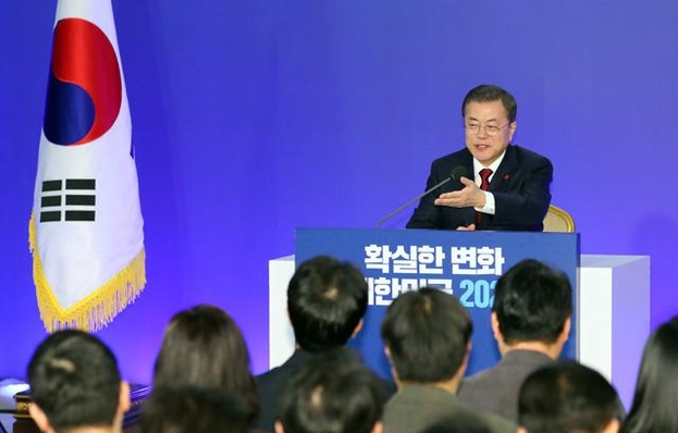 문재인 대통령이 14일 청와대 영빈관에서 열린 2020 대통령 신년기자회견에 참석해 질문자를 지목하고 있다. /뉴시스