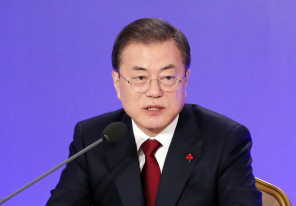 문재인 대통령이 14일 오전 청와대 영빈관에서 열린 2020년 신년 기자회견에서 취재진 질문에 답하고 있다./연합뉴스
