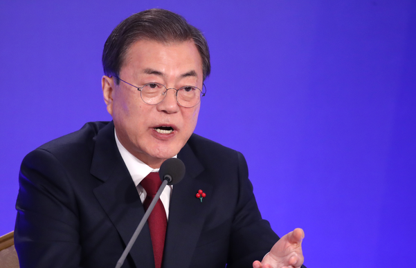 문재인 대통령이 14일 오전 청와대 영빈관에서 열린 2020년 신년 기자회견에서 취재진 질문에 답하고 있다./연합뉴스