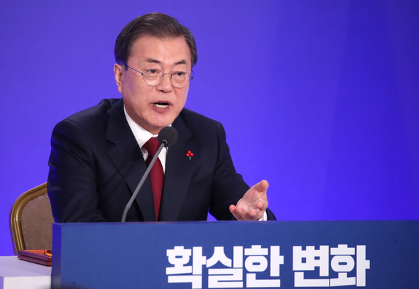 문재인 대통령이 14일 오전 청와대 영빈관에서 열린 2020년 신년 기자회견에서 취재진 질문에 답하고 있다./연합뉴스