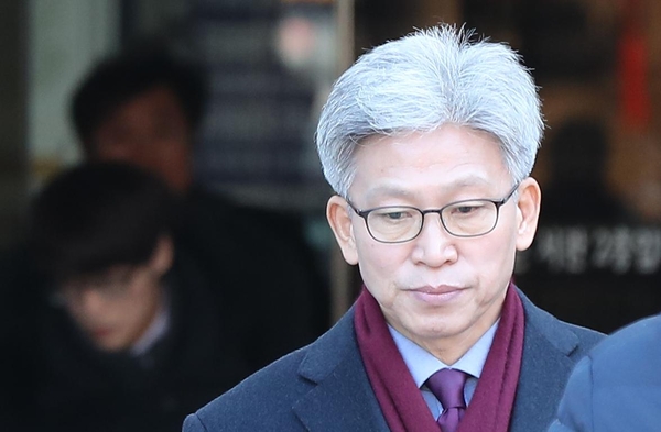 김기현 전 울산시장 측근 비리 의혹을 청와대에 최초 제보한 송병기 울산시 경제부시장이 지난해 12월 31일 영장실질심사를 마친 뒤 서울 서초구 서울중앙지법 건물을 나서고 있다. /연합뉴스