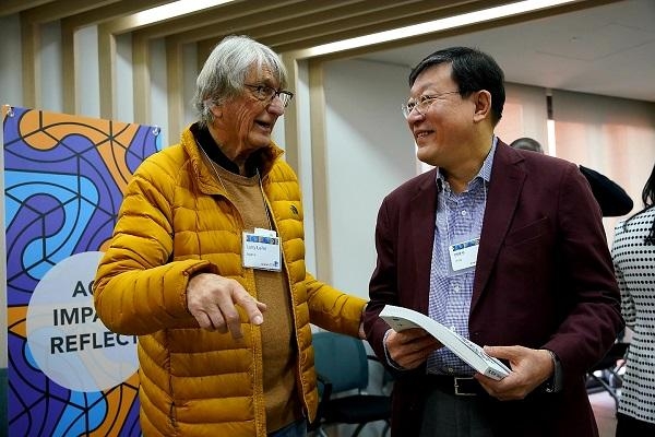 허태수 GS 회장이 13~14일 이틀간 서울 역삼동 디캠프에서 열린 '스탠퍼드 디자인 씽킹 심포지엄 2020' 에 참석해 래리 라이퍼 스탠퍼드 디자인 센터장과 이야기를 나누고 있다. / GS 제공