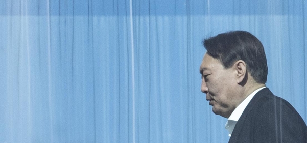 윤석열 검찰총장이 13일 서울 서초구 대검찰청에서 점심 식사를 위해 이동하고 있다. /연합뉴스
