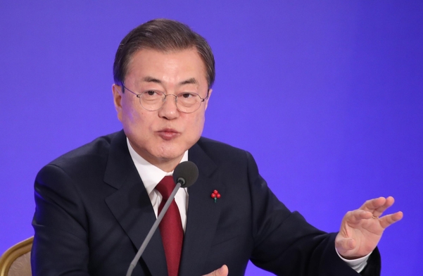 문재인 대통령이 14일 오전 청와대 영빈관에서 열린 2020년 신년 기자회견에서 취재진 질문에 답하고 있다./연합뉴스