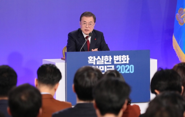 문재인 대통령이 14일 오전 청와대 영빈관에서 열린 2020년 신년 기자회견에서 취재진 질문에 답하고 있다. /연합뉴스.
