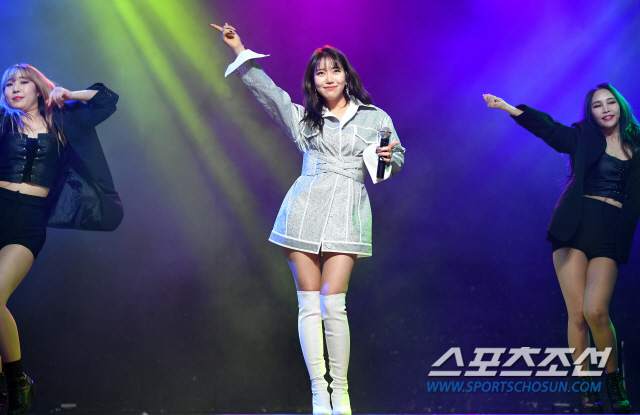 '미스트롯' 김희진이 14일 오후 서울 서교동 하나투어브이홀에서 데뷔 앨범 '차마' 발매 쇼케이스를 열었다. 김희진이 무대에 올라 데뷔곡을 선보이고 있다. 정재근 기자 cjg@sportschosun.com