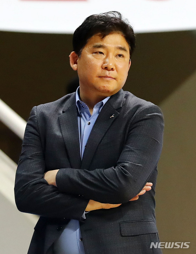 경기 바라보는 김승기 감독