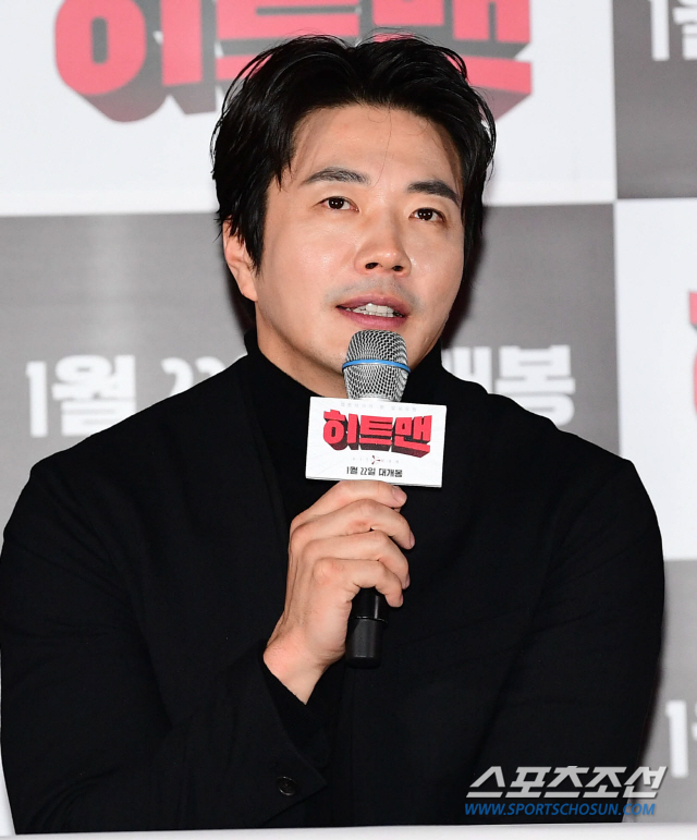 배우 권상우가 14일 건대 롯데시네마에서 열린 영화 '히트맨'의 언론시사회에서 인사말을 하고 있다. 영화는 웹툰 작가가 되고 싶어 국정원을 탈출한 전설의 암살요원 '준'(권상우)이 그리지 말아야 할 1급 기밀을 술김에 그려서 국정원과 테러리스트의 더블 타깃이 되어 벌어지는 이야기를 그린 코믹 액션이다.
건대=최문영 기자 deer@sportschosun.com /2020.01.14/
