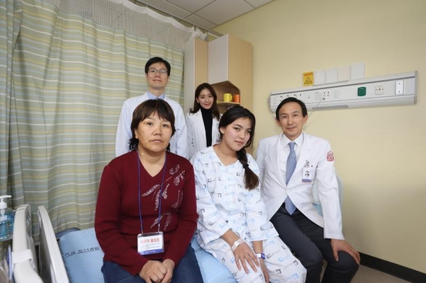 계명대 동산병원에서 수술을 받은 자나토바 다나(가운데)양이 의료진과 기념촬영을 하고 있다. /동산병원 제공