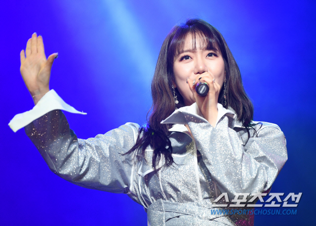 '미스트롯' 김희진이 14일 오후 서울 서교동 하나투어브이홀에서 데뷔 앨범 '차마' 발매 쇼케이스를 열었다. 김희진이 무대에 올라 데뷔곡을 선보이고 있다. 정재근 기자 cjg@sportschosun.com/2020.01.14/