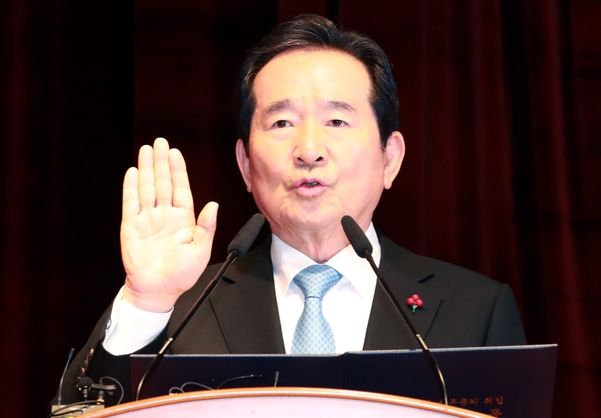 정세균 신임 국무총리가 14일 오후 정부서울청사에서 열린 국무총리 취임식에서 취임 선서를 하고 있다./뉴시스