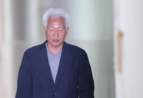 지난해 9월 26일 류석춘 연세대 사회학과 교수가 서울 서대문구 연세대 신촌캠퍼스 백양관에서 예정된 ‘대한민국의 건국과 발전’ 교양수업을 위해 강의실로 향하고 있다. /연합뉴스