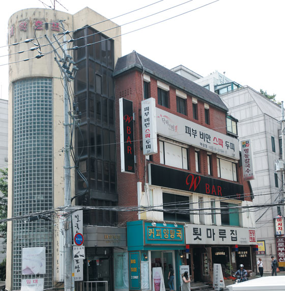 서울 강남구 역삼동 테헤란로 이면도로에 1980년대 지어진 지상 4층 건물.